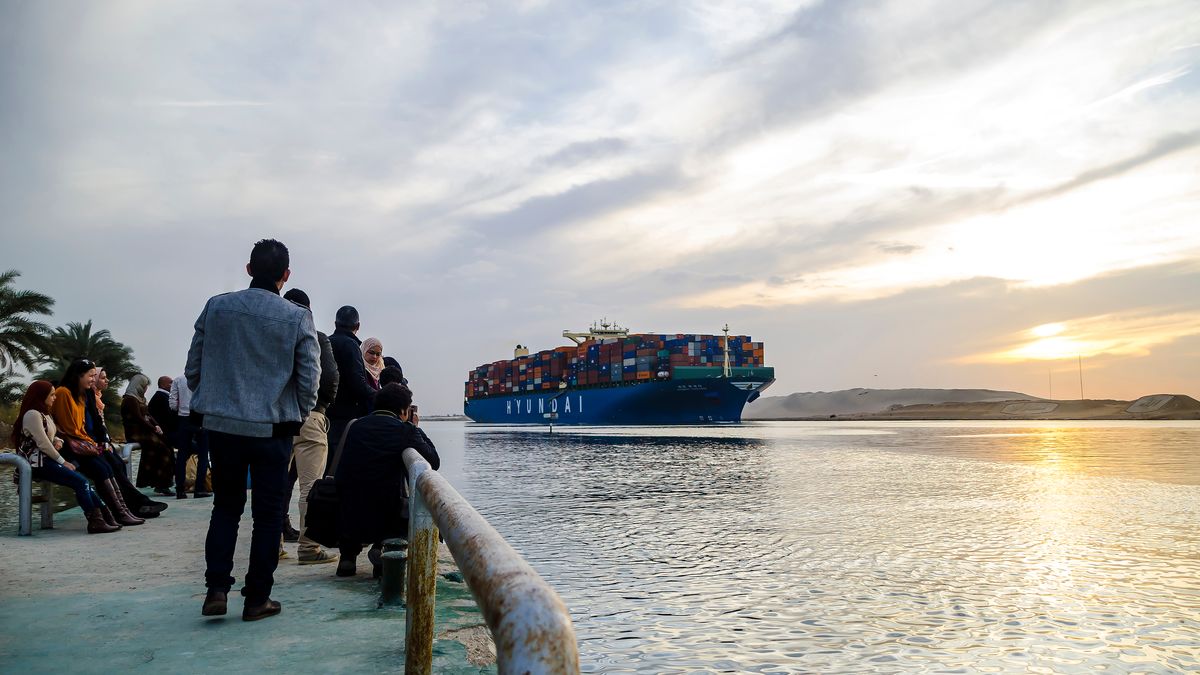 Po pirátech je tu další problém. Obří lodě se do Suezu jen tak nevrátí